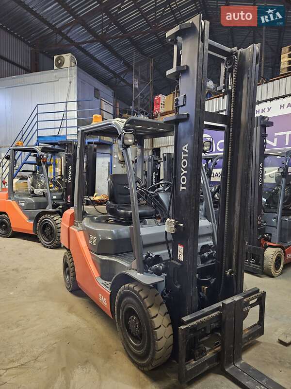 Вилочный погрузчик Toyota 02-8FGF25 2014 в Киеве