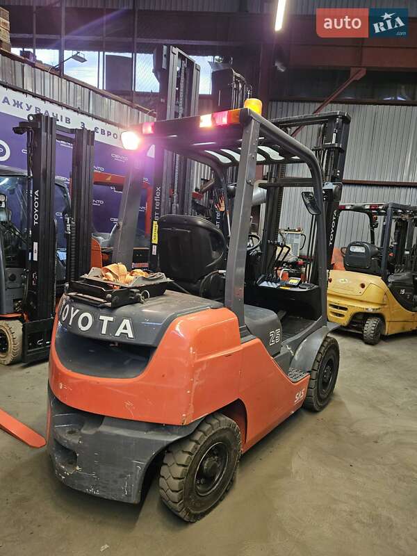Вилочный погрузчик Toyota 02-8FGF25 2014 в Киеве
