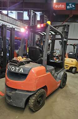 Вилочный погрузчик Toyota 02-8FGF25 2014 в 