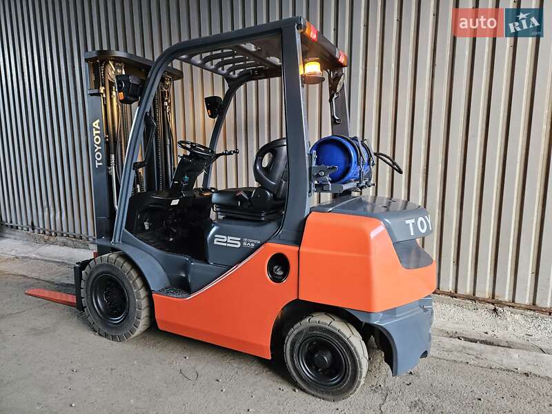 Вилочный погрузчик Toyota 02-8FGF25 2018 в Киеве