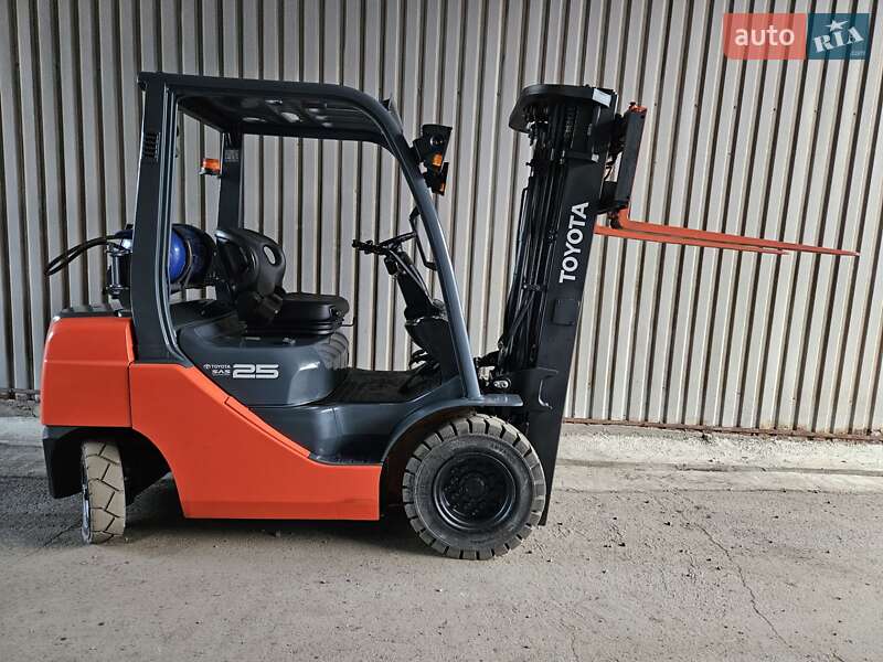 Вилочный погрузчик Toyota 02-8FGF25 2018 в Киеве