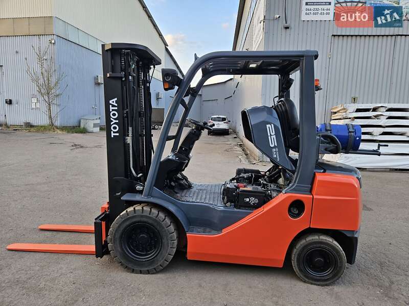 Вилочный погрузчик Toyota 02-8FGF25 2018 в Киеве