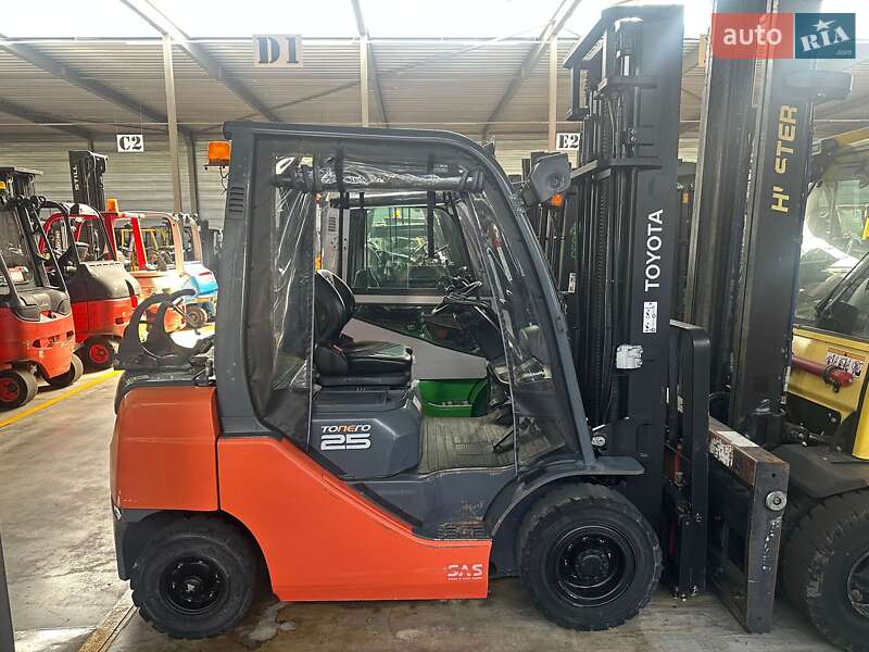 Вилочный погрузчик Toyota 02-8FGF25 2015 в Львове