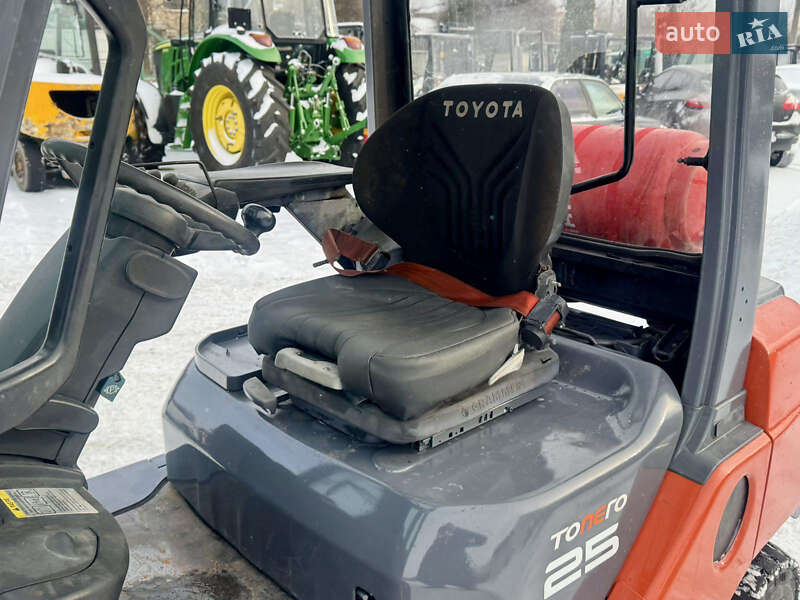 Вилочный погрузчик Toyota 02-8FGF25 2015 в Радомышле