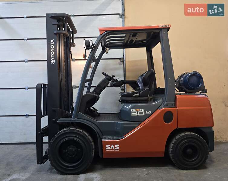 Вилочный погрузчик Toyota 02-8FGF30 2008 в Киеве