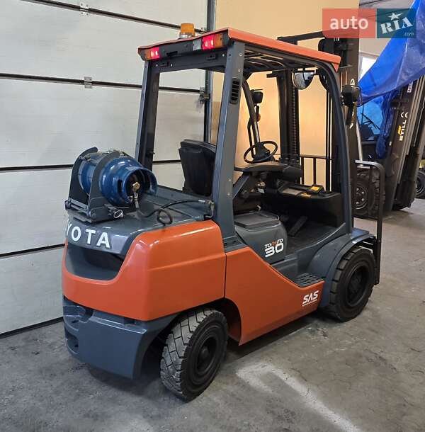 Вилочный погрузчик Toyota 02-8FGF30 2008 в Киеве