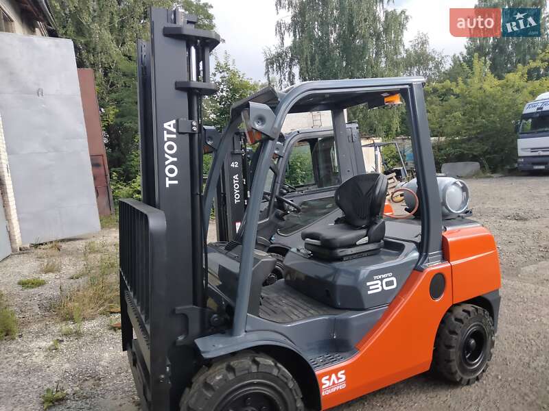 Вилочний навантажувач Toyota 02-8FGF30 2015 в Львові