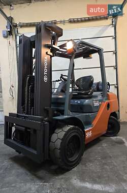 Вилочный погрузчик Toyota 02-8FGJF35 2008 в Киеве