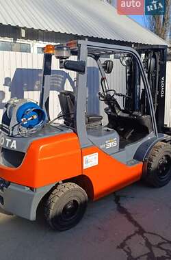 Вилочный погрузчик Toyota 02-8FGJF35 2012 в Киеве