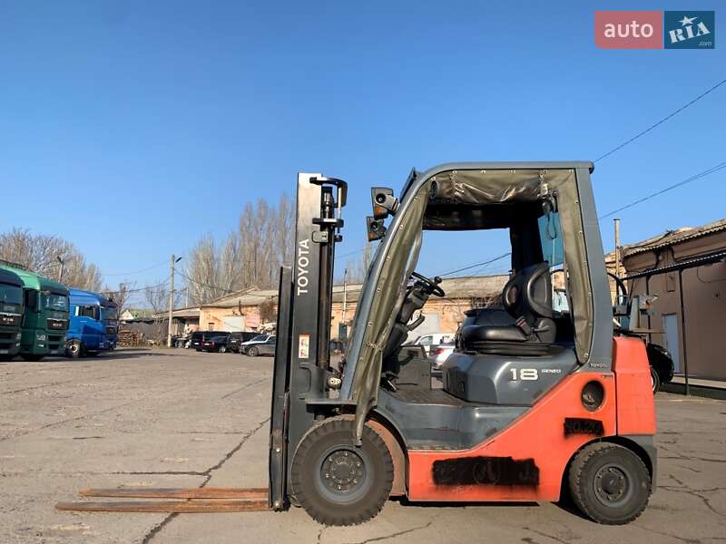 Вилочный погрузчик Toyota 32-8FG18 2016 в 