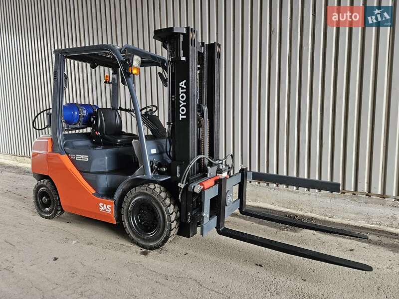 Вилочный погрузчик Toyota 32FG-25 2017 в Киеве