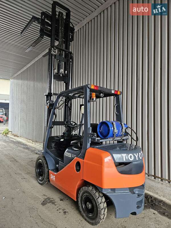 Вилочный погрузчик Toyota 32FG-25 2017 в Киеве