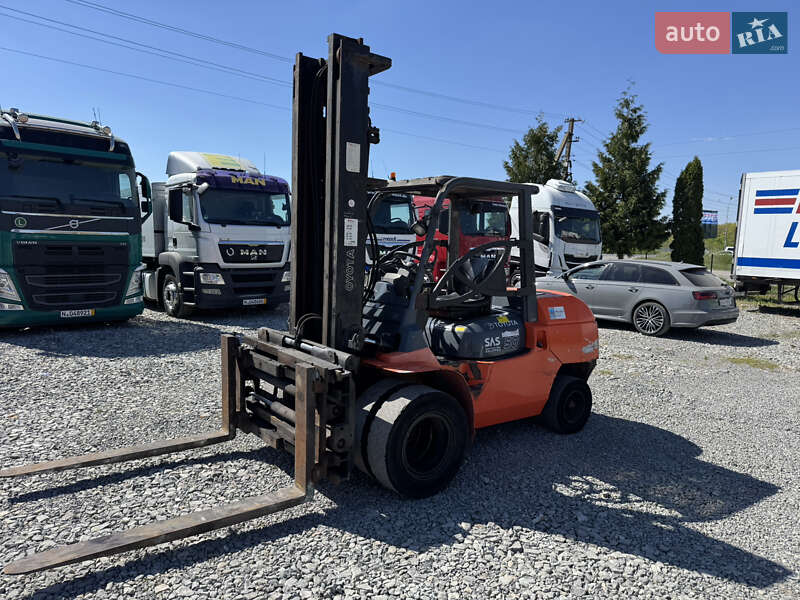 Вилочный погрузчик Toyota 42-7FDF35 2009 в 