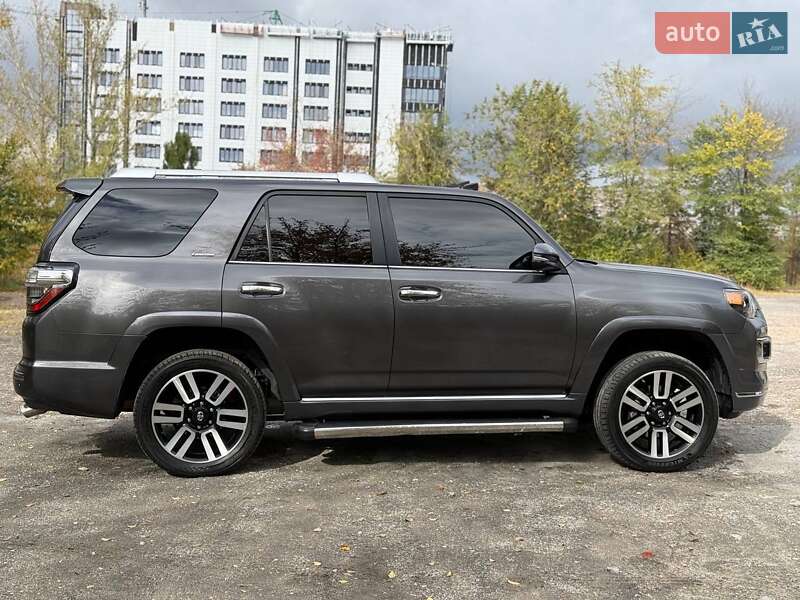 Позашляховик / Кросовер Toyota 4Runner 2014 в Кривому Розі