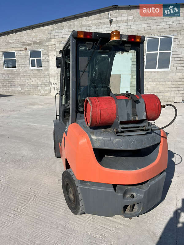 Вилочный погрузчик Toyota 8FG30 2015 в Киеве