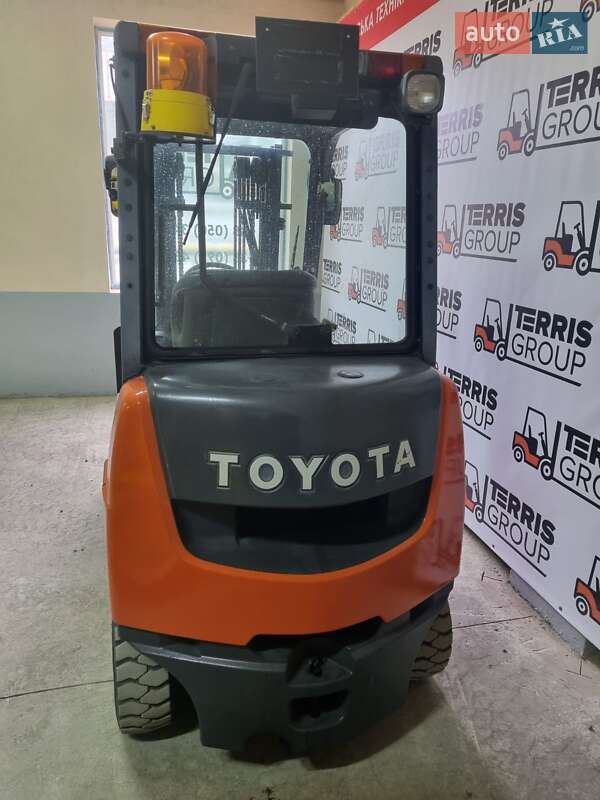 Вилочный погрузчик Toyota 8FGCU20 2013 в Виннице