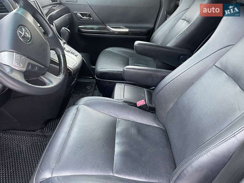 Минивэн Toyota Alphard 2012 в Киеве