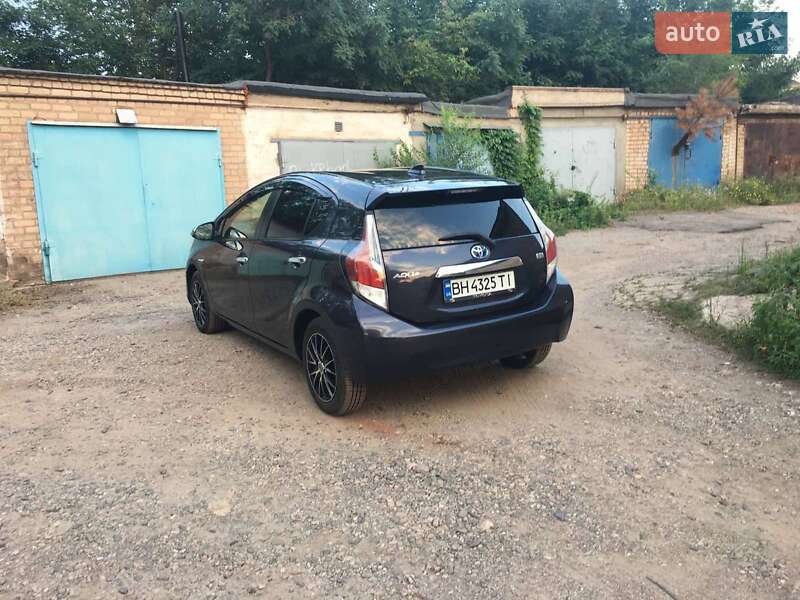 Хетчбек Toyota Aqua 2015 в Кривому Розі