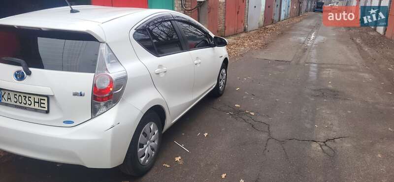 Хэтчбек Toyota Aqua 2014 в Вишневом