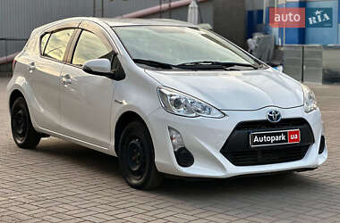 Хэтчбек Toyota Aqua 2015 в 