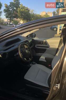 Хетчбек Toyota Aqua 2014 в 