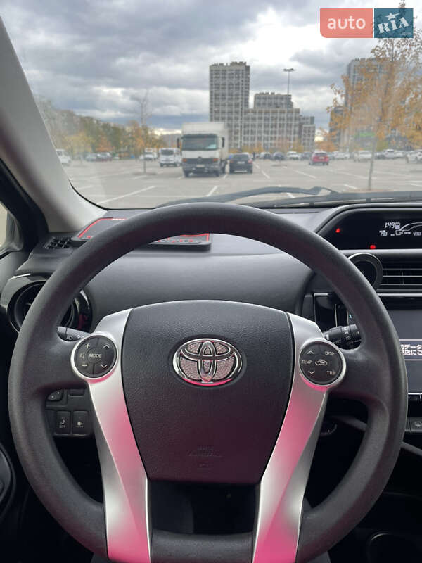 Хэтчбек Toyota Aqua 2015 в Киеве