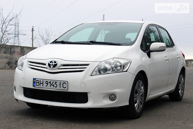 Хетчбек Toyota Auris 2011 в 