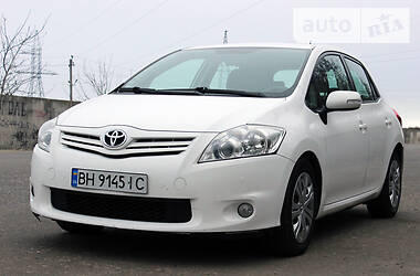 Хетчбек Toyota Auris 2011 в 