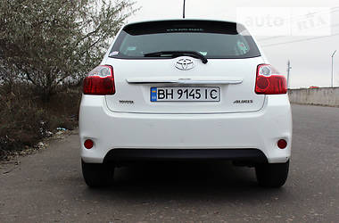 Хетчбек Toyota Auris 2011 в 