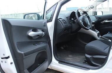 Хетчбек Toyota Auris 2011 в 