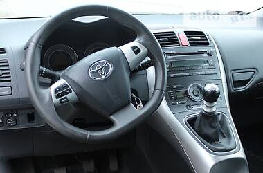Хетчбек Toyota Auris 2011 в 
