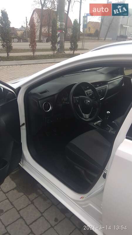 Універсал Toyota Auris 2014 в Івано-Франківську