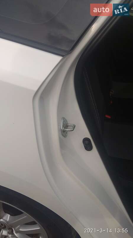 Універсал Toyota Auris 2014 в Івано-Франківську