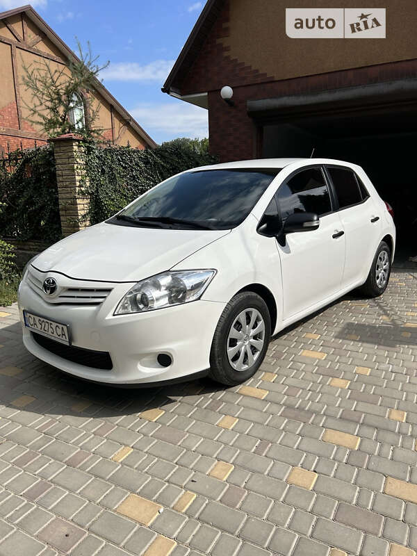 Хэтчбек Toyota Auris 2012 в 