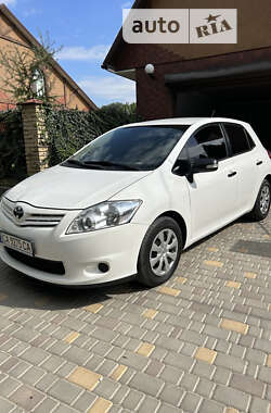Хэтчбек Toyota Auris 2012 в 