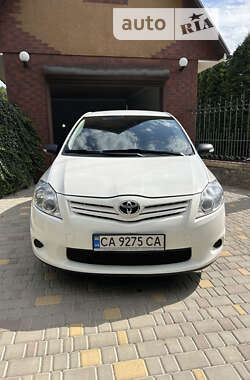 Хэтчбек Toyota Auris 2012 в 