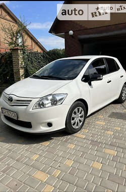 Хэтчбек Toyota Auris 2012 в 