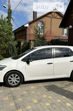 Хэтчбек Toyota Auris 2012 в 