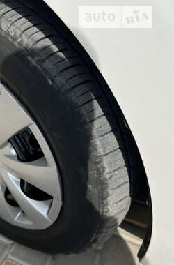 Хэтчбек Toyota Auris 2012 в 