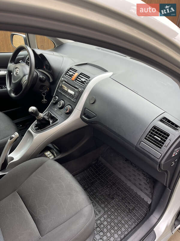 Хэтчбек Toyota Auris 2007 в Сваляве