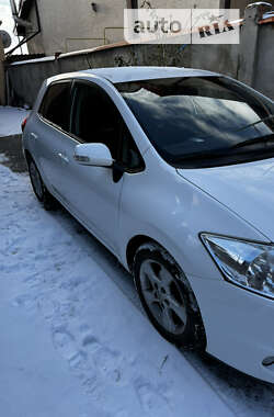 Хэтчбек Toyota Auris 2011 в 