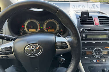 Хэтчбек Toyota Auris 2011 в 