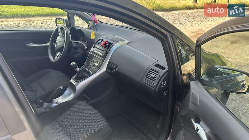 Хэтчбек Toyota Auris 2010 в Остроге