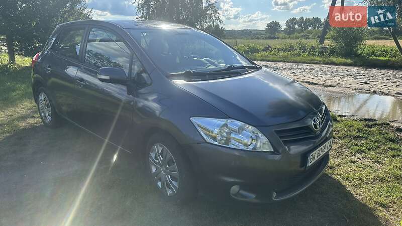 Хэтчбек Toyota Auris 2010 в Остроге