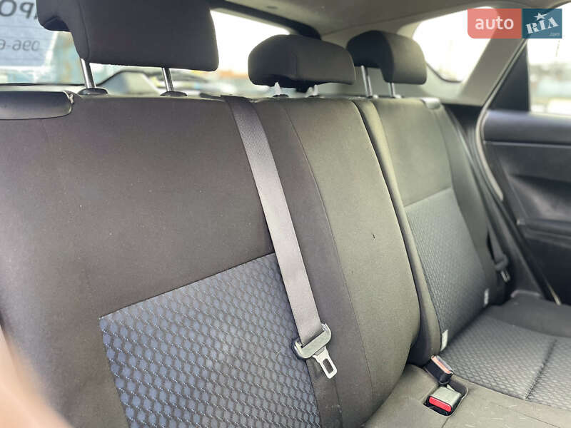 Хетчбек Toyota Auris 2013 в Гадячі