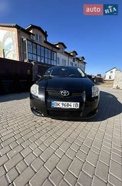 Хэтчбек Toyota Auris 2008 в Ровно