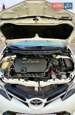 Хэтчбек Toyota Auris 2013 в 