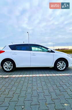 Хэтчбек Toyota Auris 2013 в 