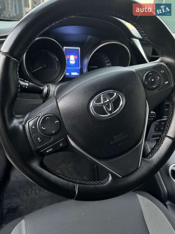 Хетчбек Toyota Auris 2015 в Черкасах