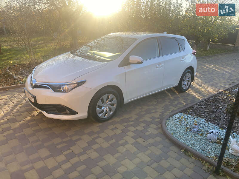 Хэтчбек Toyota Auris 2016 в Ракитном